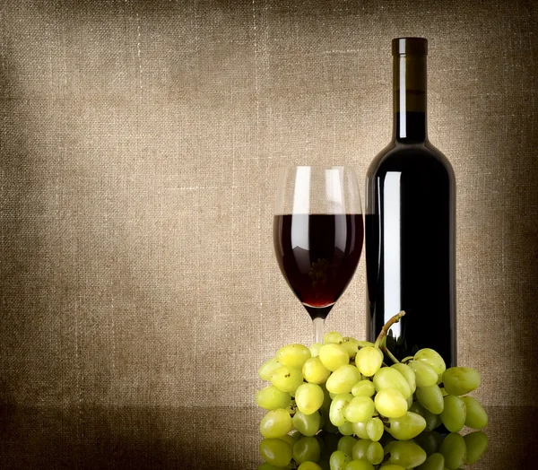 Torrt rött vin och druvor — Stockfoto