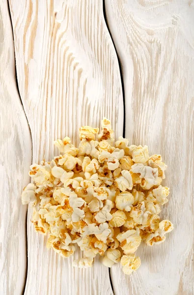Heap popcorn on white table — Stock Photo, Image