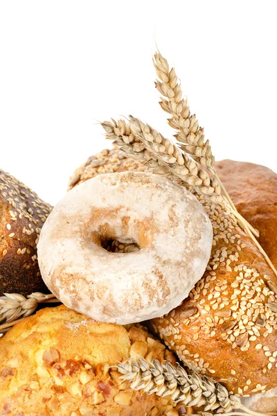 Brot und Weizen isoliert — Stockfoto