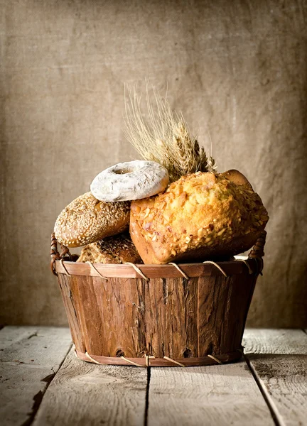 Sepetin içinde ekmek çeşitler — Stok fotoğraf