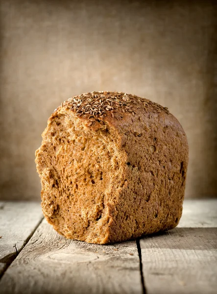Черный хлеб на столе — стоковое фото