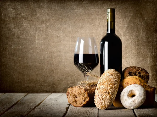 Красное вино и ассортимент хлеба — стоковое фото