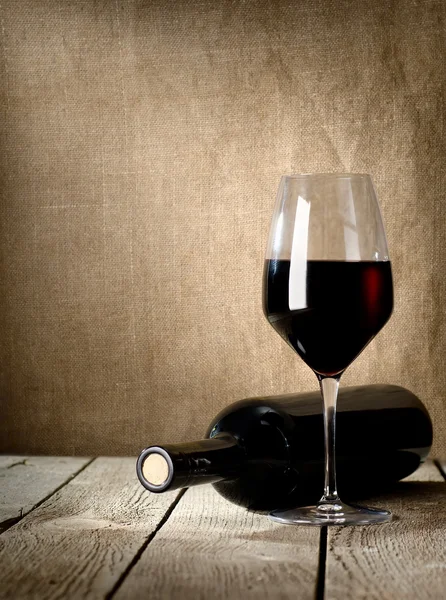 Garrafa preta de vinho e vidro — Fotografia de Stock