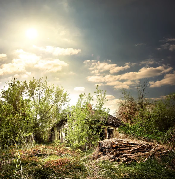 Oud ingestort huis — Stockfoto