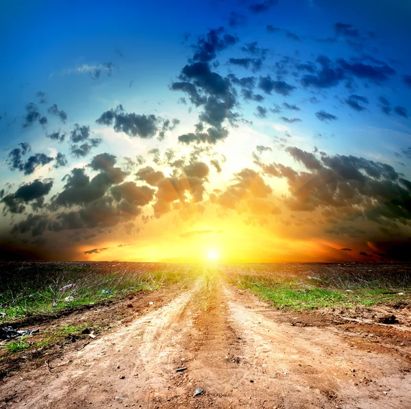 Country road and cumulus clouds — Stock Photo, Image