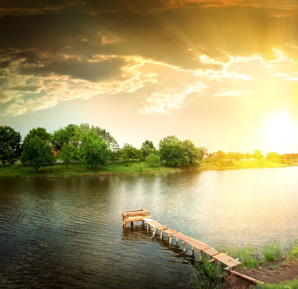 Jezero ve večerních hodinách — Stock fotografie