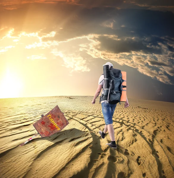 L'uomo che viaggia nel deserto — Foto Stock