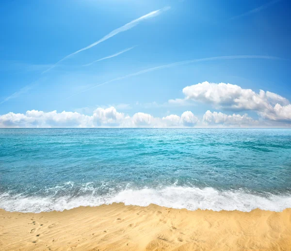 Piaszczysta plaża i morze — Zdjęcie stockowe