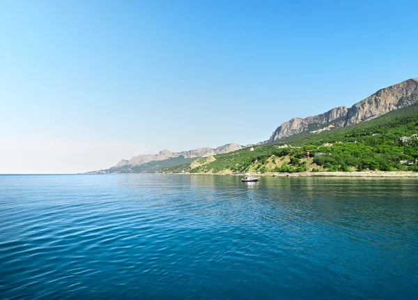 Blaue Bucht in den Bergen — Stockfoto