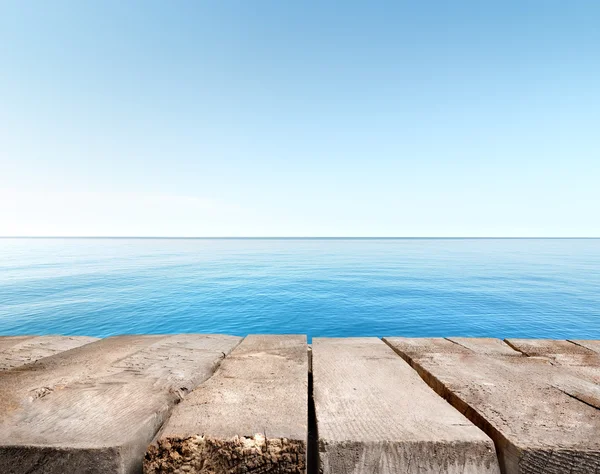 Blå havet och träbrygga — Stockfoto