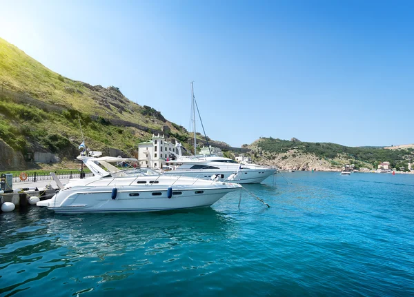 Yachts in the bay — Stock Photo, Image