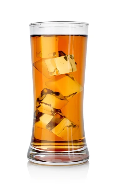 Bier mit Eiswürfeln — Stockfoto