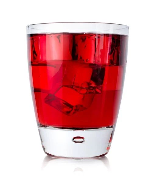 Bebida roja con hielo en un vaso — Foto de Stock