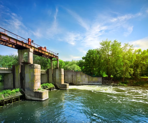 Dam op de rivier — Stockfoto