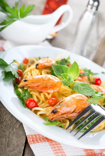 Спагетти с морепродуктами и креветками — стоковое фото