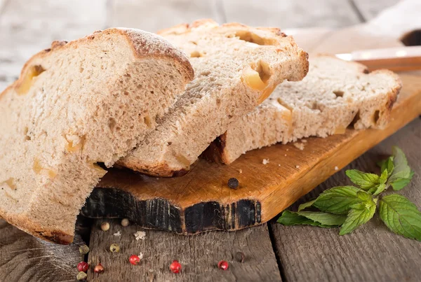 Хлеб на доске — стоковое фото