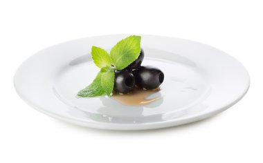 Beyaz tabakta zeytin