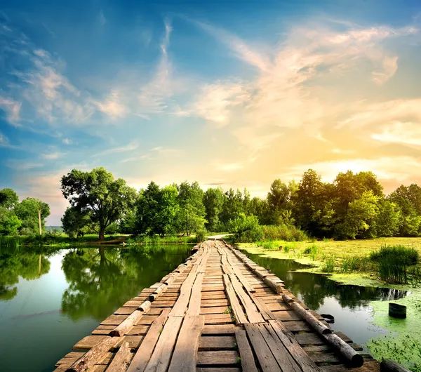 Alte Brücke über den Fluss — Stockfoto