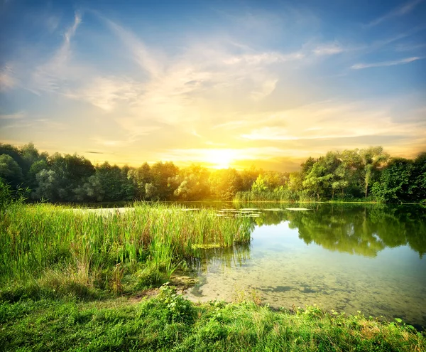 Amanecer mágico sobre el río — Foto de Stock