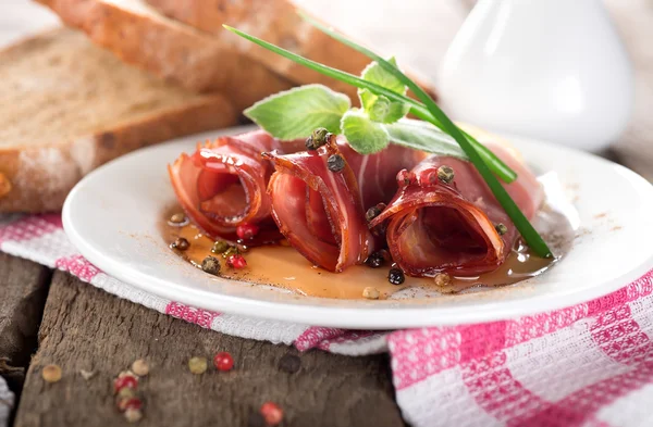 Rouleaux de bacon avec sauce — Photo