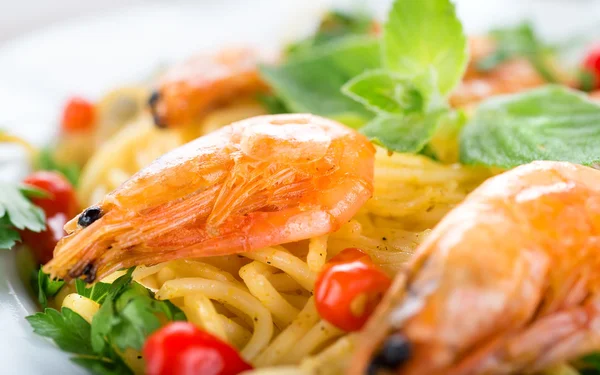 Pasta with shrimps close-up — Stock Photo, Image
