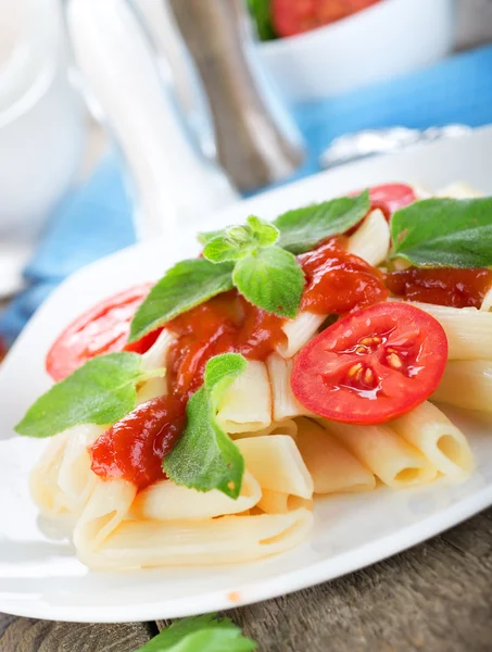 Tomaten und Ketchup auf Nudeln — Stockfoto