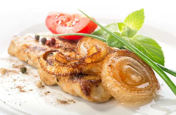 토마토와 양파와 돼지고기 스테이크 — 스톡 사진