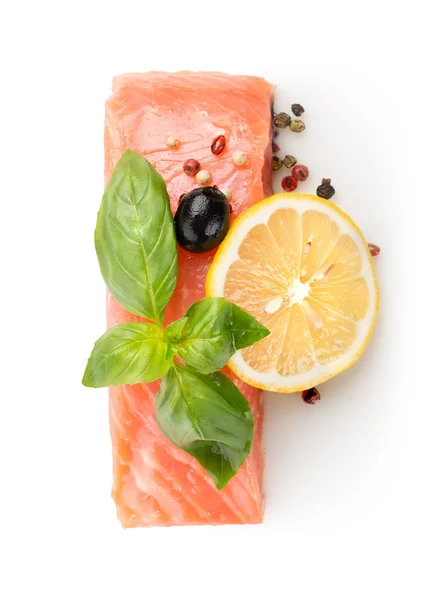 Filetto di salmone con limone e oliva — Foto Stock