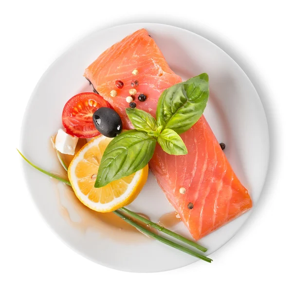 Röd fiskfilé med grönsaker — Stockfoto