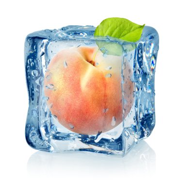 Ice cube ve izole şeftali