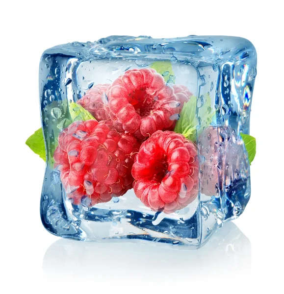 Cubo de gelo e framboesas — Fotografia de Stock
