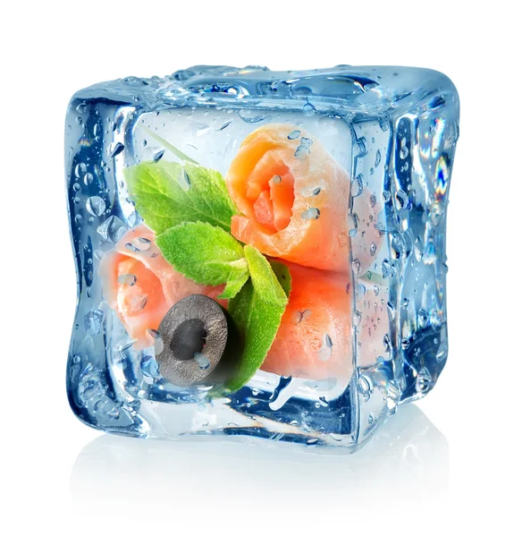Peixes em cubo de gelo — Fotografia de Stock