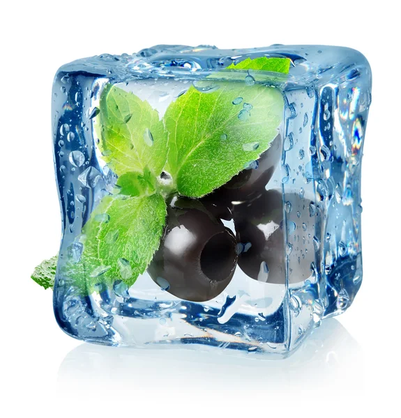 Aceitunas en cubo de hielo — Foto de Stock