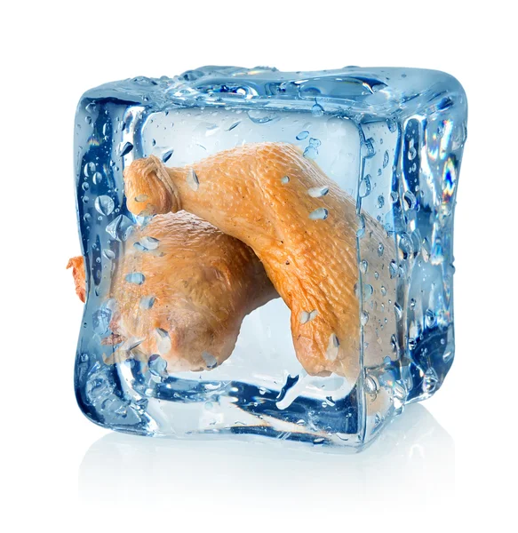 Patas de pollo ahumadas en cubo de hielo — Foto de Stock