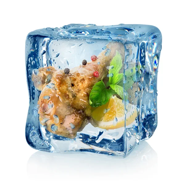 Stekt kycklinglår i ice cube — Stockfoto