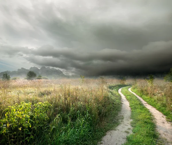 Nuvens de tempestade e estrada — Fotografia de Stock