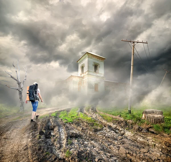 Turista em uma estrada rural — Fotografia de Stock