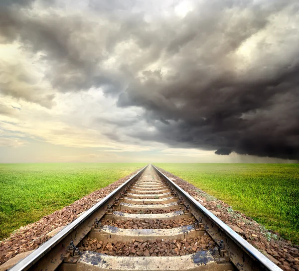 Ferrocarril y nubes de tormenta — Foto de Stock