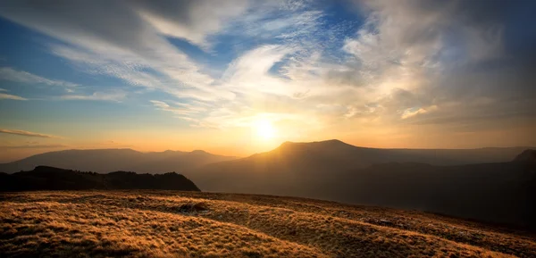 Sonnenuntergang über dem Berg — Stockfoto