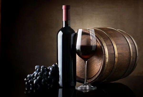 Červené víno a dřevěný Sud — Stock fotografie