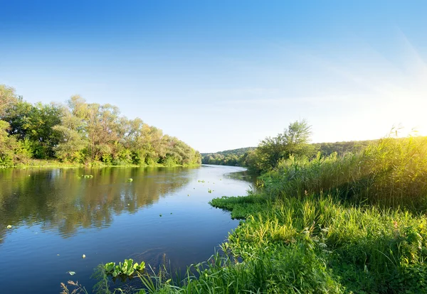 Zomer rivier bij zonsondergang — Stockfoto