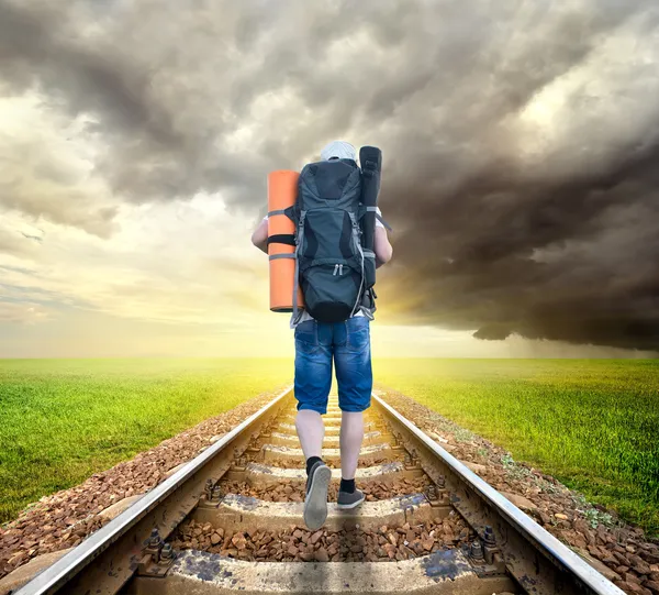 Turista na estrada de ferro — Fotografia de Stock