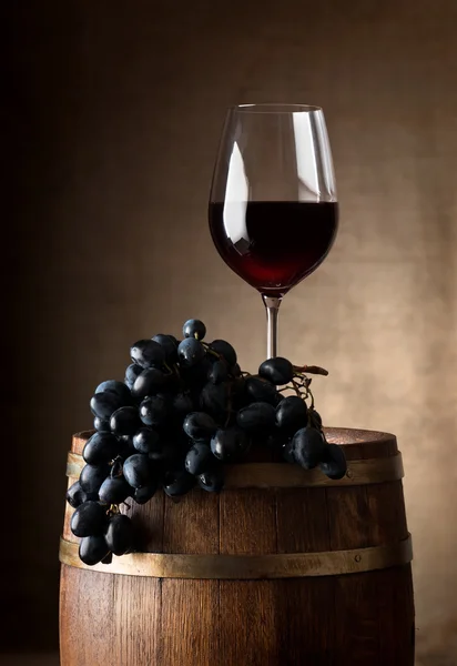 Weinglas mit Holzfass — Stockfoto