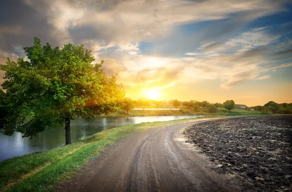 Strada di campagna e fiume — Foto Stock