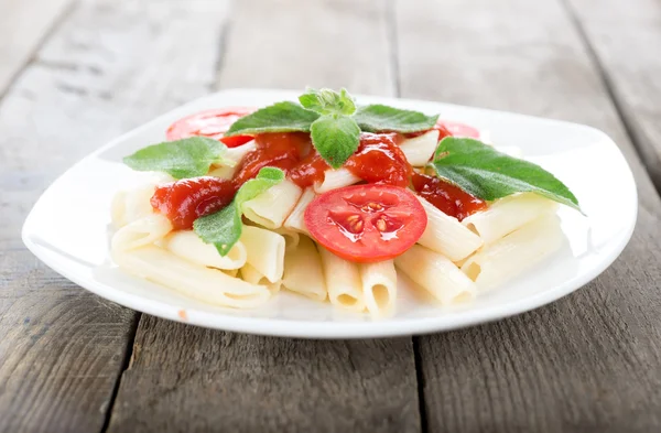 Pasta på ett träbord — Stockfoto