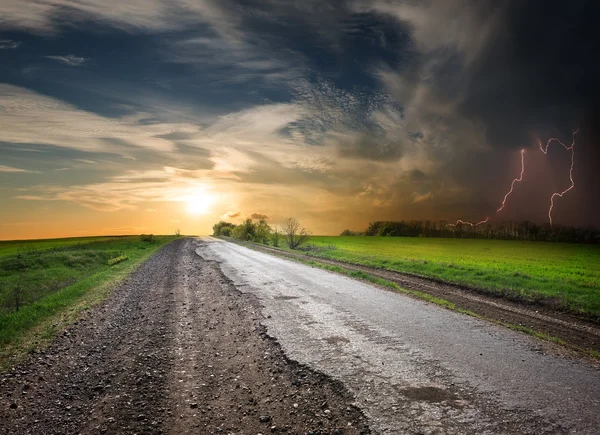 道路和暴风雨 — 图库照片