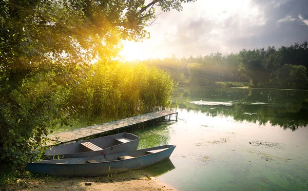 Лодки на реке — стоковое фото
