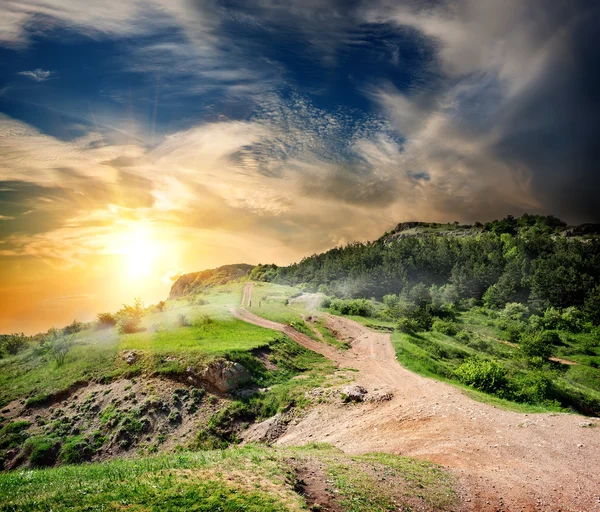 Sis dağlarında yol üzerinde — Stok fotoğraf