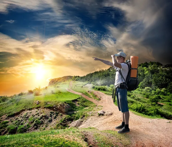 Tourist in den Bergen unterwegs — Stockfoto