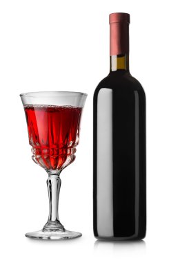 Bir bardak kırmızı şarap ve şişe.